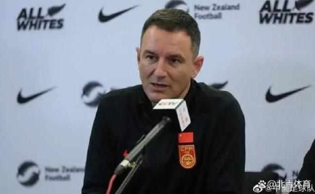 他扒下我的内裤就进去了视频